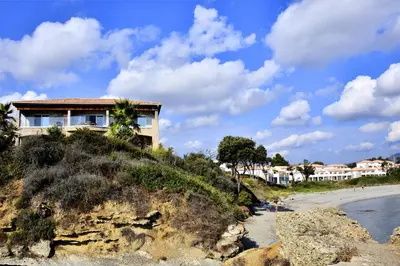 a house on a hill next to a beach at Punta di mare, appartements bord de mer in Linguizzetta