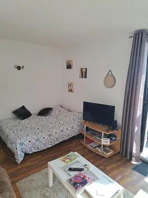 a bedroom with a bed and a coffee table at Charmant studio in Grosseto-Prugna