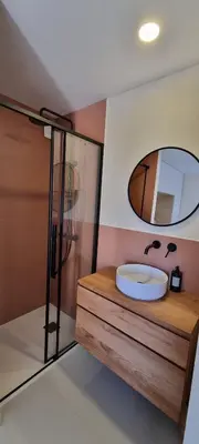 a bathroom with a sink and a mirror at Appartement avec terrasse au centre du village in Cargèse