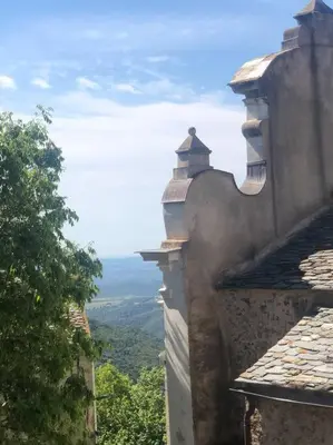 a view of the countryside from between two buildings at Duplex au Village in Tox