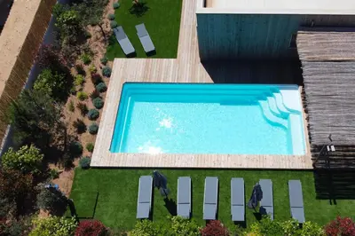an overhead view of a swimming pool in a yard at Casa di Leccia, Superbe Villa à proximité immédiate des plages, piscine privée in Lecci