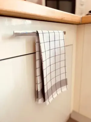 a towel hanging on the handle of a kitchen cabinet at Superbe T2 avec place de parking in Ajaccio