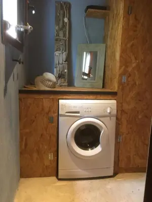 a washer and dryer in a small bathroom at La Rose Bleue (1) in Olmeto