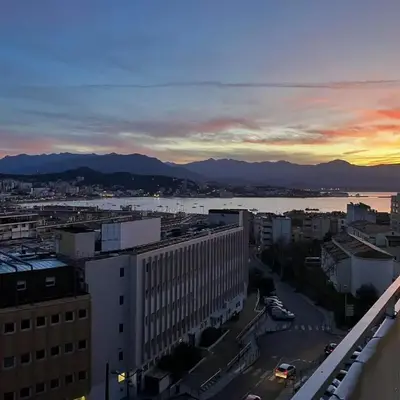 Très bel appartement avec terrasse de 87m2 avec une superbe vue panoramique sur la baie d Ajaccio