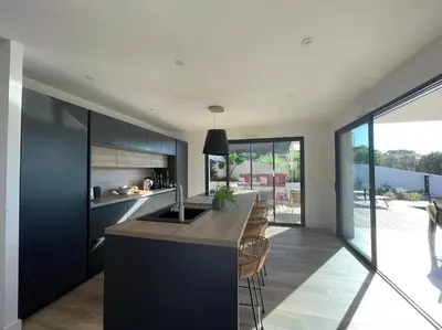 a kitchen with a island with a counter top at Maison villa 3 chambres plage Agosta proche Porticcio in Pietrosella