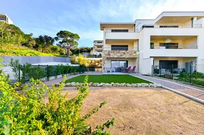an image of a house with a yard at T3 vue mer 100 m2 de jardin 'D' in Pietrosella