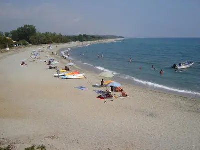a group of people on a beach near the water at Grazioso bilocale a 200 m dal mare in residence con piscina e WI-FI in Linguizzetta