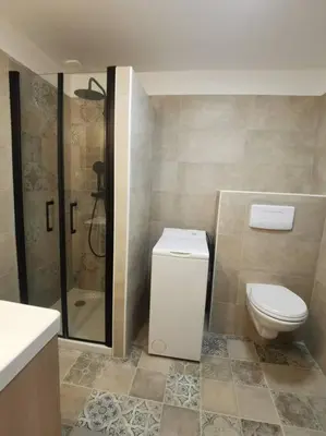 a bathroom with a toilet and a shower at Appartement de 30m2 pour 2 personnes Venaco in Venaco