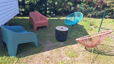 a group of chairs sitting in a yard at Le jardin de Domi in Ventiseri
