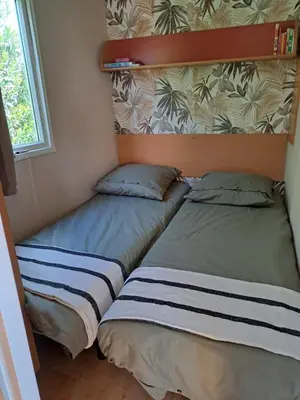 two beds sitting next to each other in a room at Le jardin de Domi in Ventiseri