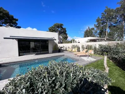 a swimming pool in the backyard of a house at Villa piscine à 1km plage proche porto vecchio in Lecci
