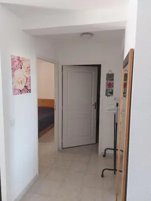 a hallway with a white door in a room at NOUVEL LOCATION d'un Bel appart T2 climatisé et meublé au RDCh avec piscine dans residence les Melody in Santa-Maria-Poggio