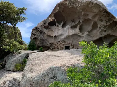 a cave in a large rock at Appart T3 4 étoiles 4/6 personnes Porto Vecchio in Porto-Vecchio