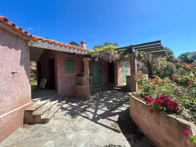 a house with flowers on the side of it at Galate in Porto-Vecchio