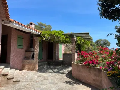 a house with flowers on the side of it at Galate in Porto-Vecchio