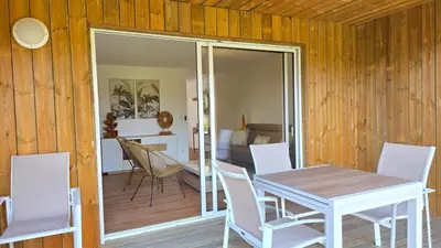 a dining room with a table and chairs and a bedroom at Les Studios de Fiori - Studios et Appartement T2 - Cala Rossa - proche Porto Vecchio in Lecci