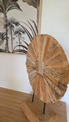 a wooden fan on a table with a painting at Les Studios de Fiori - Studios et Appartement T2 - Cala Rossa - proche Porto Vecchio in Lecci