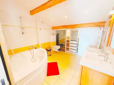 a bathroom with two sinks and a tub and a toilet at Magnifique duplex de 130 m² à Corte (centre ville) in Corte