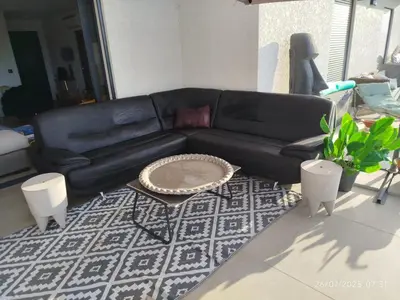 a black leather couch in a living room at VILLA entre mer, montagnes, étangs et rivières in Ventiseri