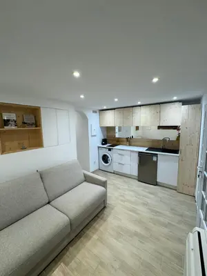 a living room with a couch and a kitchen at Appartement moderne Santa Giulia in Porto-Vecchio