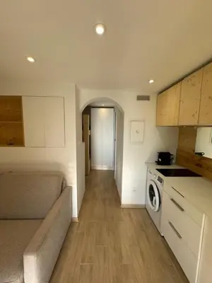 a kitchen with a couch and a washer and dryer at Appartement moderne Santa Giulia in Porto-Vecchio