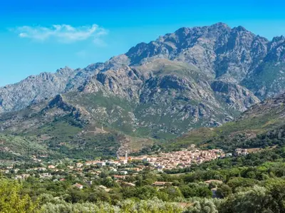 a town in a valley with mountains in the background at Magnifique villa entre mer et montagne in Calenzana