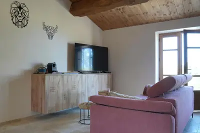 a living room with a couch and a tv at Résidence Vista Blu in Conca