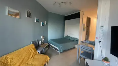a small room with a bed and a couch at Chez Céline & Rudi in Moriani Plage