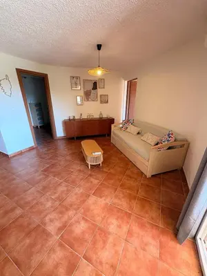 a kitchen with a table and chairs in a room at Appartement, 60m2, 6 couchages avec piscines à Marine de Bravone, Linguizetta, résidence Sognu Di mare Corse in Linguizzetta