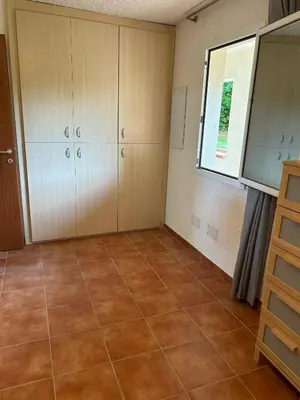 a small bed in a corner of a room at Appartement, 60m2, 6 couchages avec piscines à Marine de Bravone, Linguizetta, résidence Sognu Di mare Corse in Linguizzetta