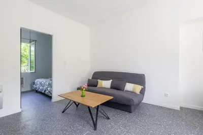 a living room with a couch and a table at Terrazza Moriani - Charmant appartement à 500m de la mer in San-Nicolao
