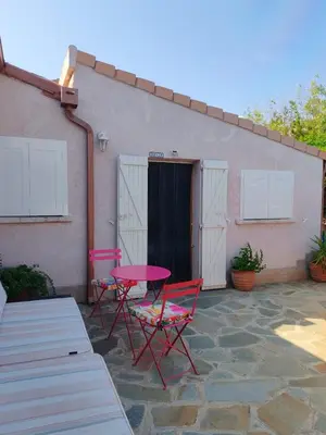 a pink table and chairs on a patio at Casa Davia. Studio indépendant meublé. in Furiani