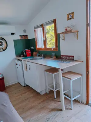 a kitchen with a counter top and a sink at Casa Davia. Studio indépendant meublé. in Furiani