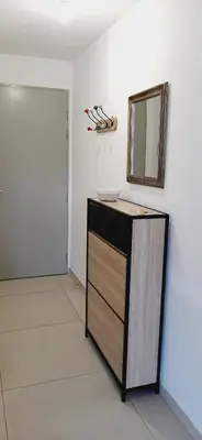 a mirror and a dresser in a room at Bel appartement Corse côte Est in Morta