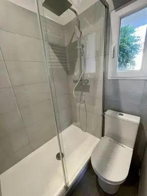 a bathroom with a shower and a toilet at Appartement Hypercentre Parking Gratuit in Ajaccio