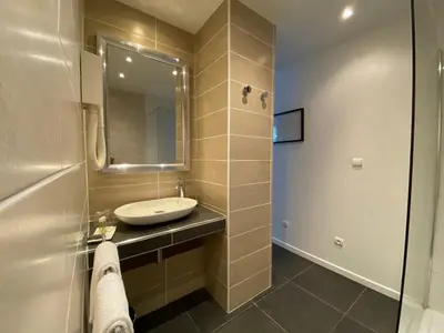 a bathroom with a sink and a mirror at Villa Limone, maison d'hôtes in Calenzana