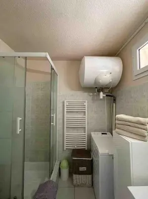 a bathroom with a shower and a toilet and a sink at Appartement cosy, vue mer à 5 min à pied de la mer in Grosseto-Prugna