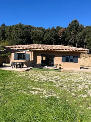 a small house with a picnic table in a yard at A casetta maison de plain pied in Sartène