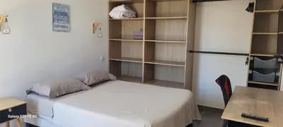 a small room with a bed and a refrigerator at Villa individuelle 3 chambres - 6 pers in Calvi