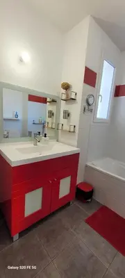 a bathroom with a red and white sink and a tub at Villa individuelle 3 chambres - 6 pers in Calvi