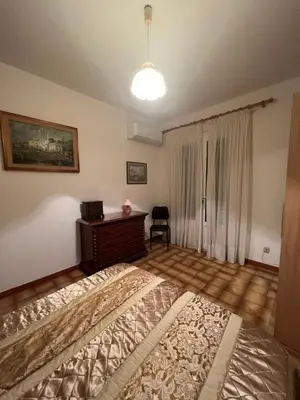 a bedroom with a bed and a dresser in it at Résidence LO MONACO Haut de villa, Appartements et Studios in San-Nicolao
