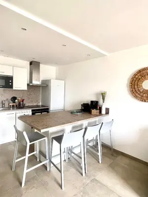 a kitchen with a table and chairs in a room at Appartement 2-4 pers, ACCES DIRECT MER in Casaglione