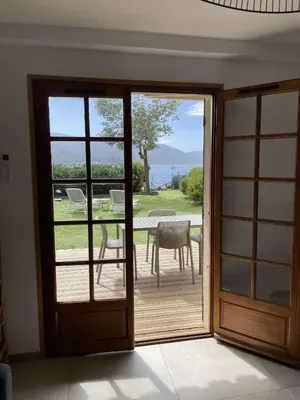 a white kitchen with a sink and a microwave at Accès mer, appartement 2-4 pers sur plage in Casaglione