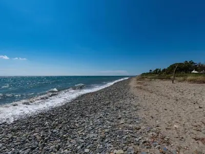 a rocky beach with the ocean in the background at Vacances en Corse in San-Nicolao