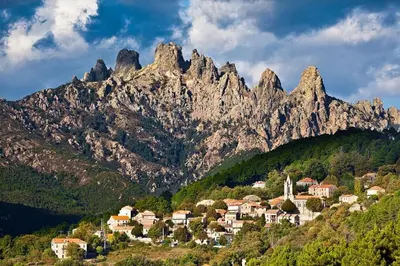 a village in front of a mountain range at Appartement 3 pièces 80 m2 Quenza in Quenza