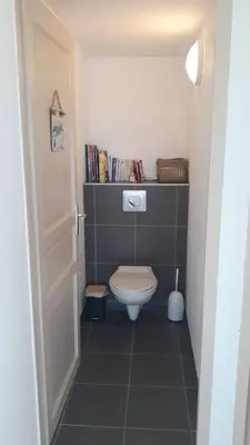 a small bathroom with a toilet and a book shelf at Mini Villa - Vue mer in Serra-di-Ferro