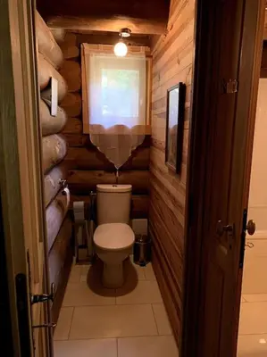 a small bathroom with a toilet in a log cabin at Hébergement d'exception à Zonza in Zonza