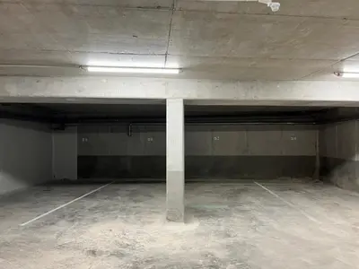 an empty parking lot with a pillar in a parking garage at Sur le port, 150m2 - Parking gratuit, Climatisation, Terrasses - Standing in Bonifacio