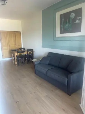 a living room with a couch and a table at mare noi in Pietrosella