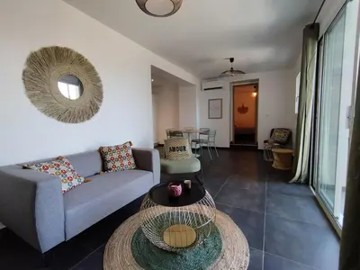a living room with a couch and a table at Farniente e Dolce vita in Olmeto